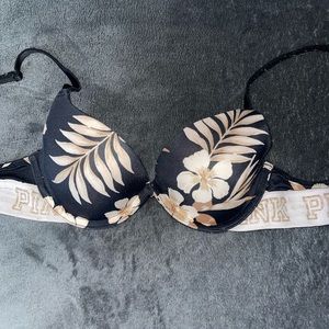 PINK wear everywhere T-shirt lightly lined bra